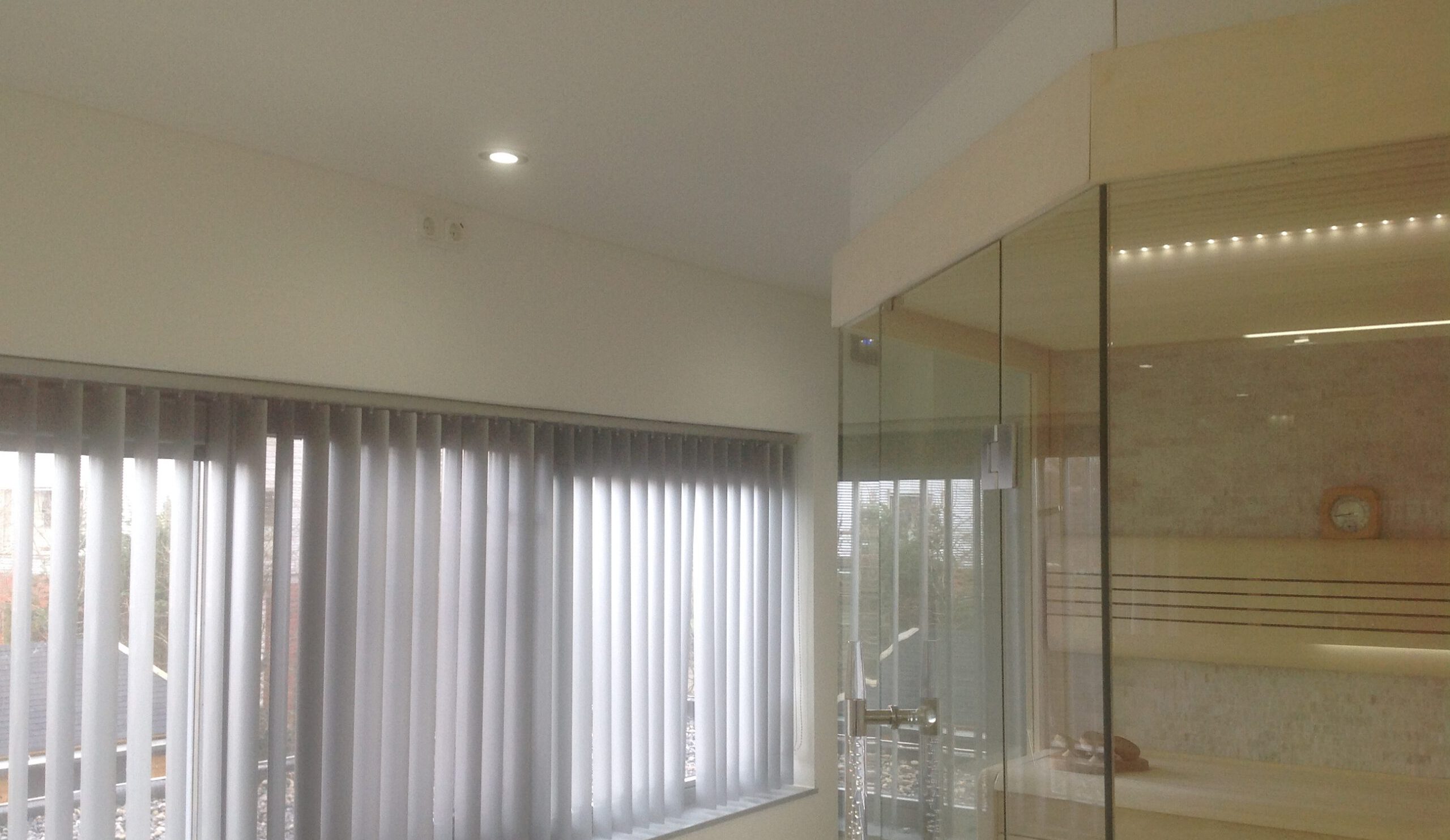 Luxe badkamer voorzien van een spanplafond en hue verlichting